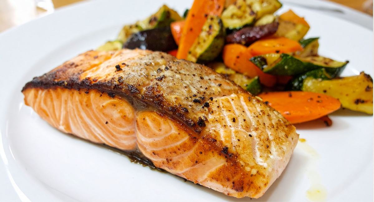 Escalopes de saumon à la plancha, marinées et servies avec des agrumes grillés pour une assiette fraîche et équilibrée.
