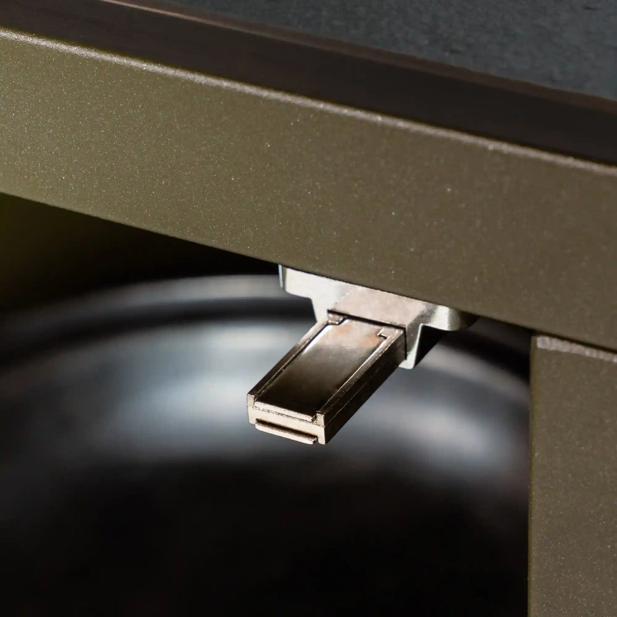 Chiusura push-pull installata su un mobile PILOTIS