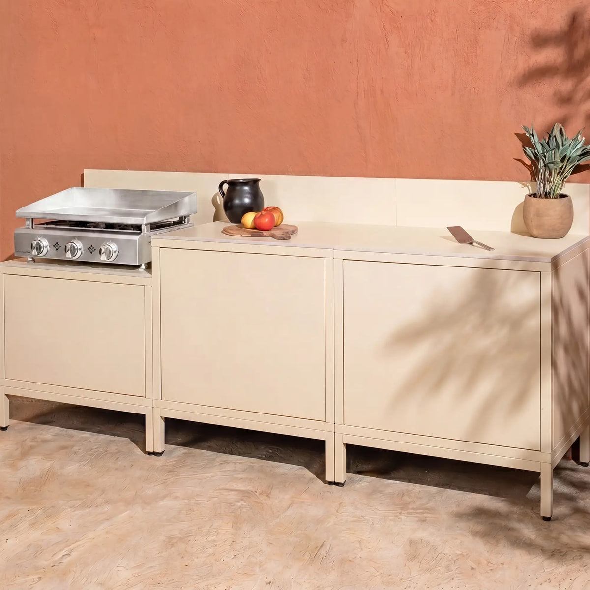Struttura bassa bianco crema con plancha su cucina da esterno PILOTIS
::visuel:creme