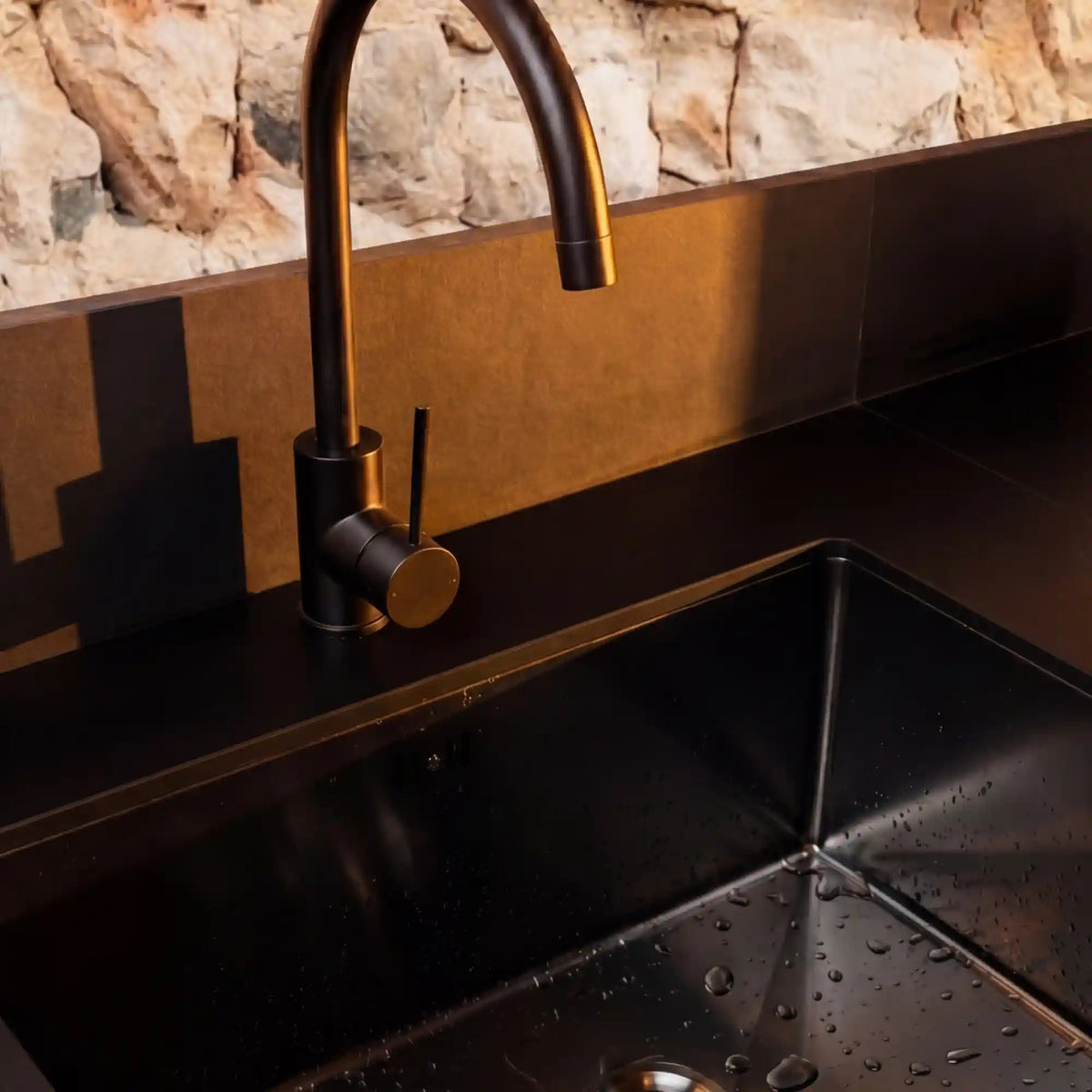 Rubinetto nero installato su un lavello da cucina esterna PILOTIS
::visuel:noir