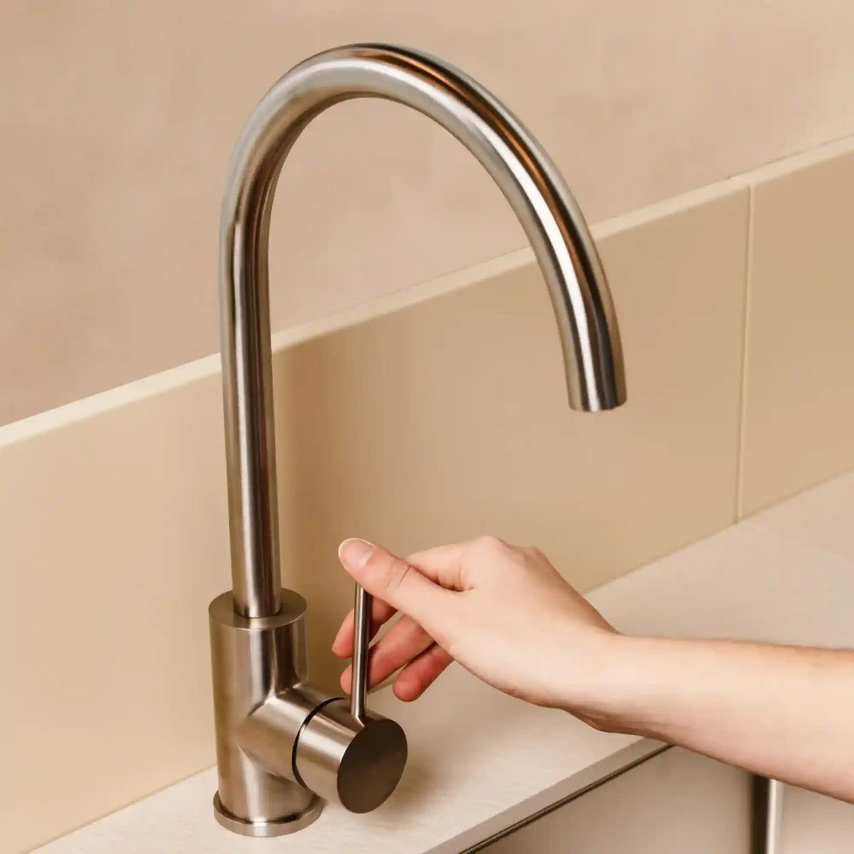 Rubinetto con finitura inox installato su un lavello PILOTIS
::visuel:creme