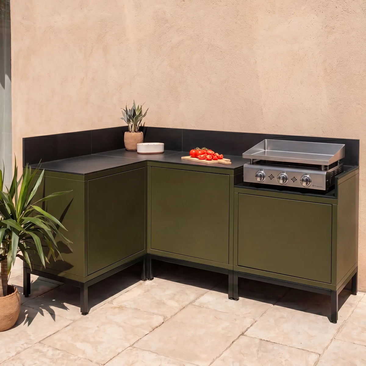 Cucina da esterno angolare Pilotis verde oliva con piano di lavoro classico in ceramica nera e plancha Vivaplancha.
::visuel:noir