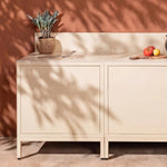 Cucina da esterno Pilotis bianco crema con piano di lavoro classico in ceramica bianca.
::visuel:creme