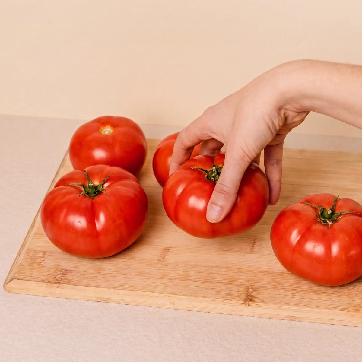 Dettaglio del piano di lavoro classico in ceramica bianca Pilotis con pomodori freschi.
::visuel:creme