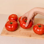 Dettaglio del piano di lavoro classico in ceramica bianca Pilotis con pomodori freschi.
::visuel:creme