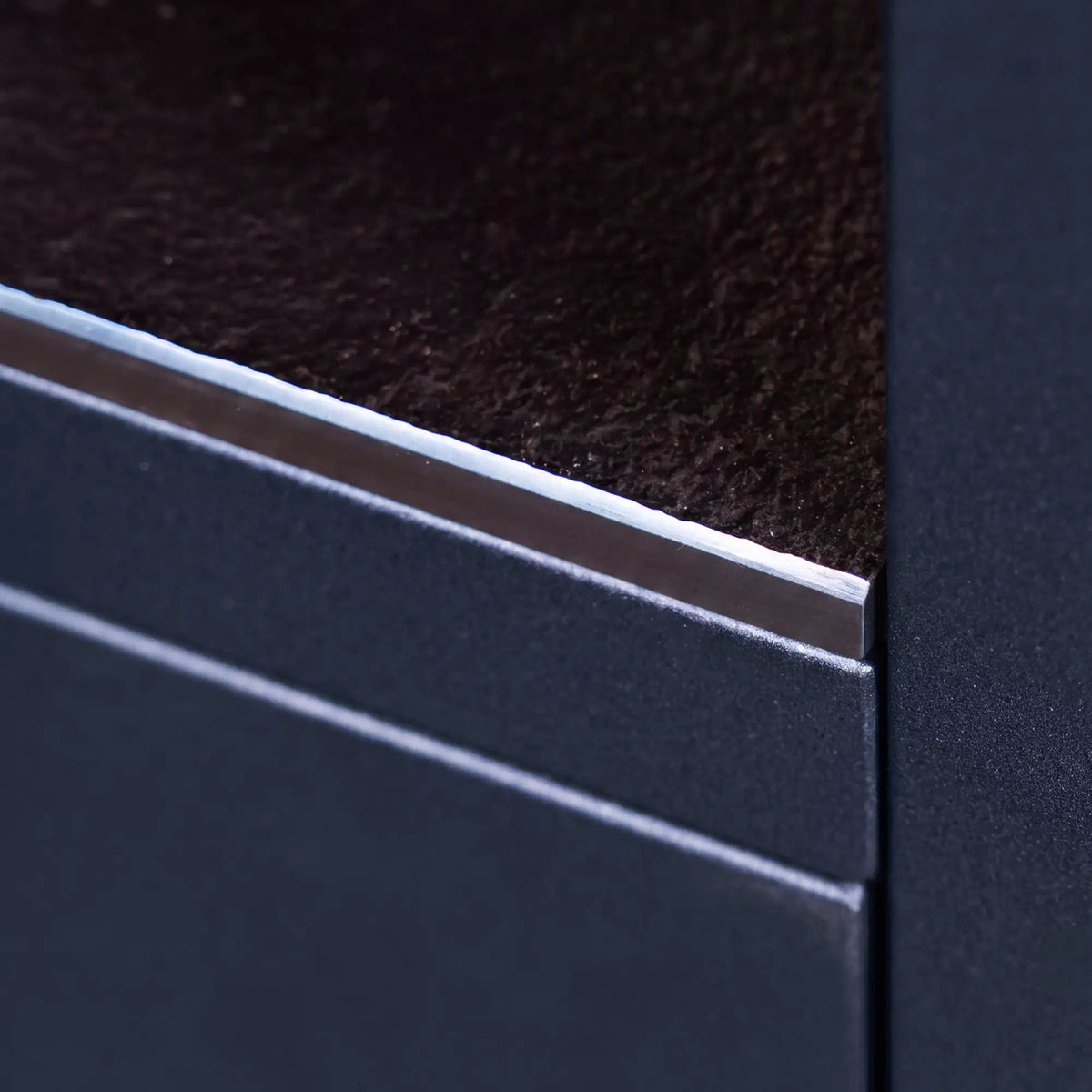 Dettaglio del piano di lavoro in ceramica nera del modulo kamado Pilotis.\n::visuel:noir