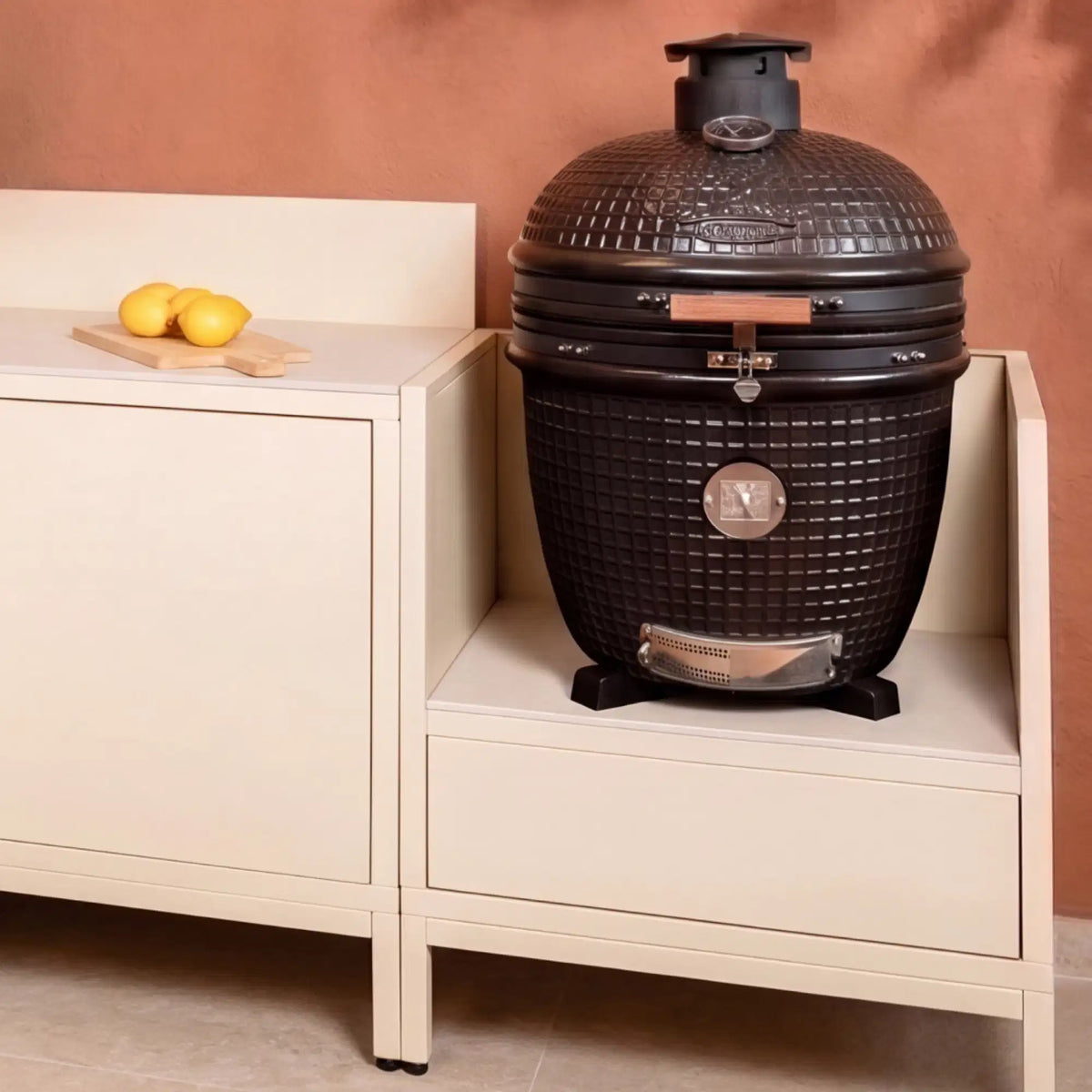 Cucina da esterno Pilotis bianco crema con modulo kamado e piano di lavoro in ceramica bianca.
::visuel:creme