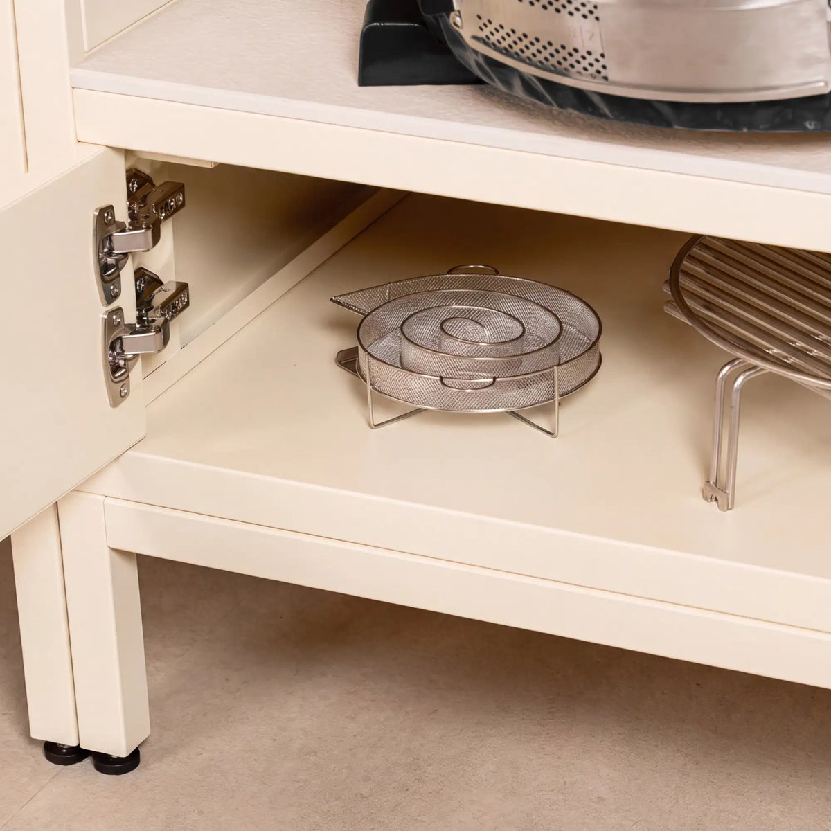 Ripiano sotto il modulo kamado Pilotis con accessori di cottura.
::visuel:creme