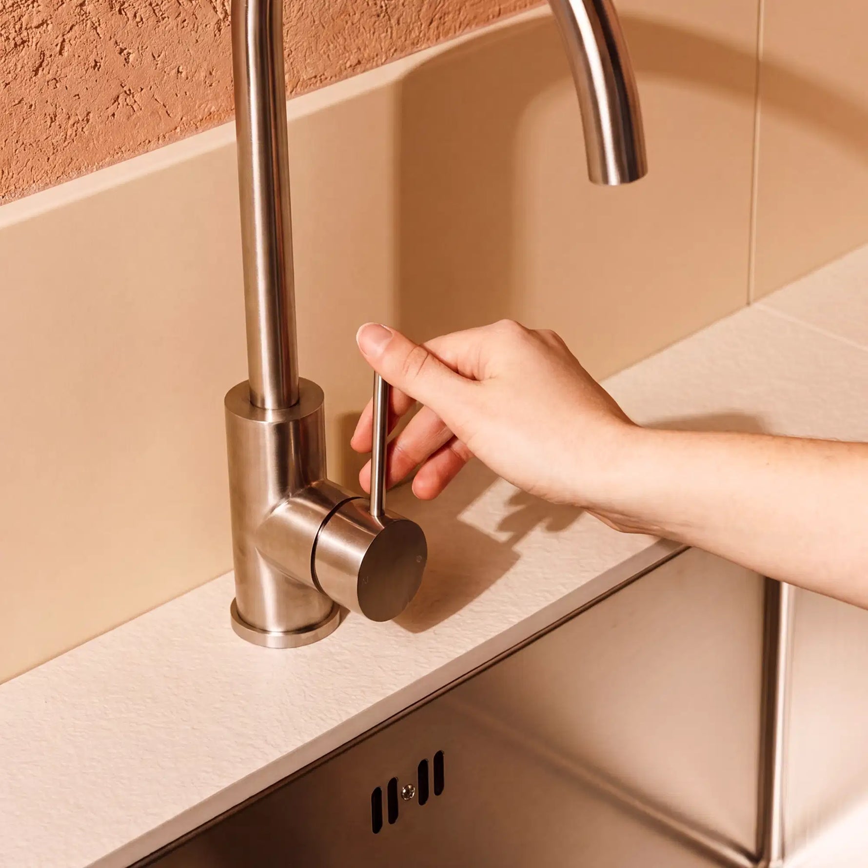 Robinet en inox installé sur un module évier Pilotis avec plan de travail en céramique blanc crème
::visuel:creme