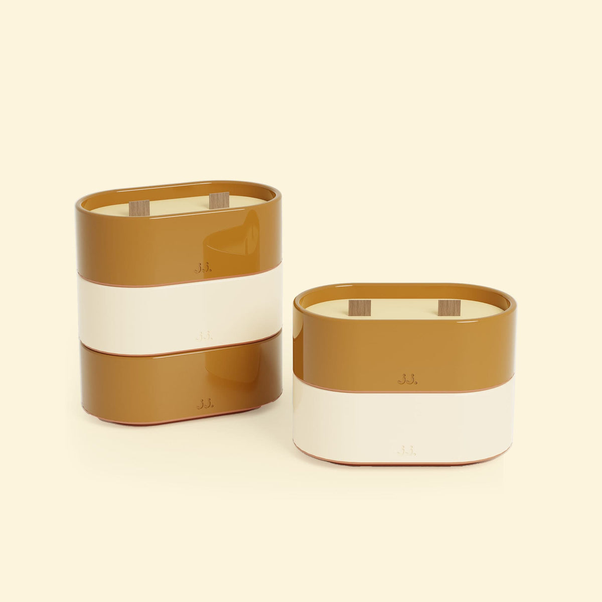 Bougies Totem S Brun terre de sienne – Citronnelle & Fleur d’oranger et Beige ivoire – Citronnelle & Citron, deux bougies ovales à double mèche en bois, posées sur un fond beige clair. 