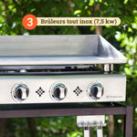 Primo piano della plancha Vivaplancha che mostra i suoi tre bruciatori interamente in acciaio inox (7,5 kW), con i pomelli di regolazione sul frontale e un badge che illustra la potenza dei bruciatori.
