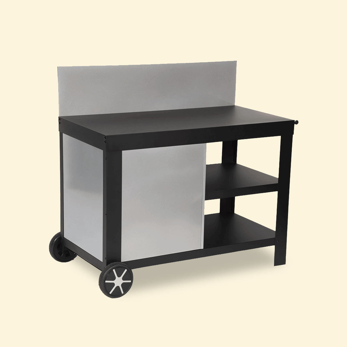 Desserte de plancha noire avec crédence inox intégrée, équipée de deux étagères latérales et de roues arrière pour faciliter le déplacement, présentée sur fond uni clair.