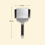 Spatola per verdure in acciaio inox da 25 cm con ampia lama da 13 cm e lati rialzati, manico nero e occhiello per appenderla.