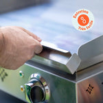 Mano che sta rimuovendo la piastra della plancha Vivaplancha per la pulizia, con un badge “Manutenzione molto facile” visualizzato in alto a destra.