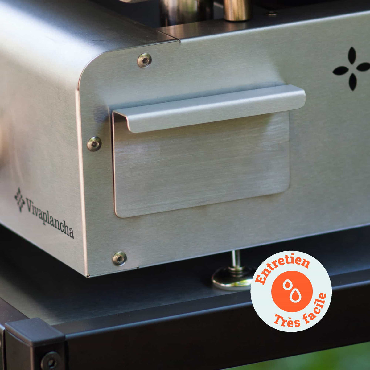 Zoom sul raccoglitore di grasso in acciaio inox di una plancha Vivaplancha, con bollino “Manutenzione molto facile” che indica la semplicità di pulizia.