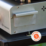 Zoom sul raccoglitore di grasso in acciaio inox di una plancha Vivaplancha, con bollino “Manutenzione molto facile” che indica la semplicità di pulizia.