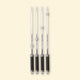 Set di quattro spiedini lunghi in acciaio inox con manico nero e anelli regolabili, allineati su sfondo beige.