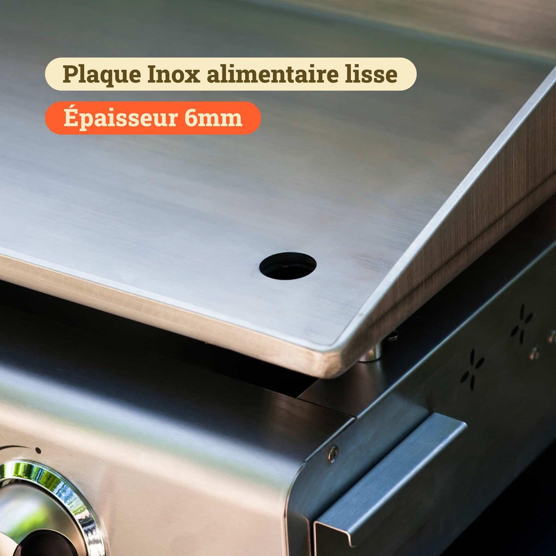 Primo piano di una plancha Vivaplancha che mostra la piastra in acciaio inox alimentare liscia da 6 mm di spessore, con scarico integrato nella parte anteriore.