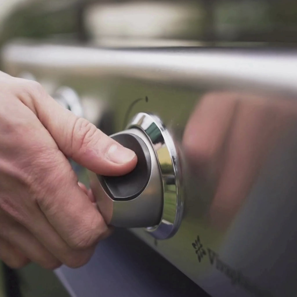 Images de cuisson sur plancha Vivaplancha, avec des morceaux de viande et des légumes grillés, suivies d’un zoom sur une main tournant le bouton de réglage.