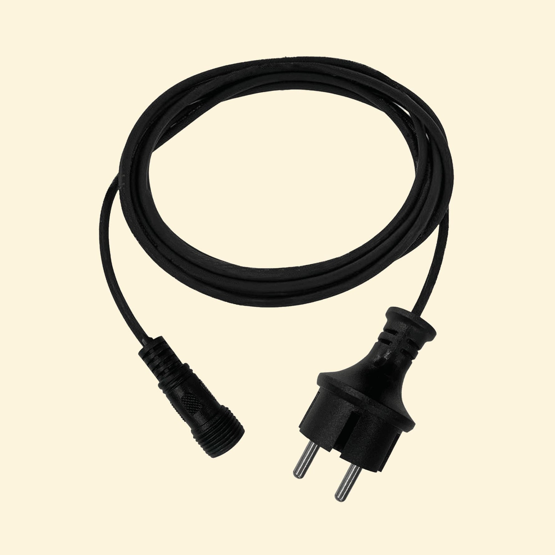 Rallonge noire pour guirlande lumineuse d’extérieur, équipée d’une prise mâle et d’un connecteur étanche pour une installation facile et sécurisée en extérieur.