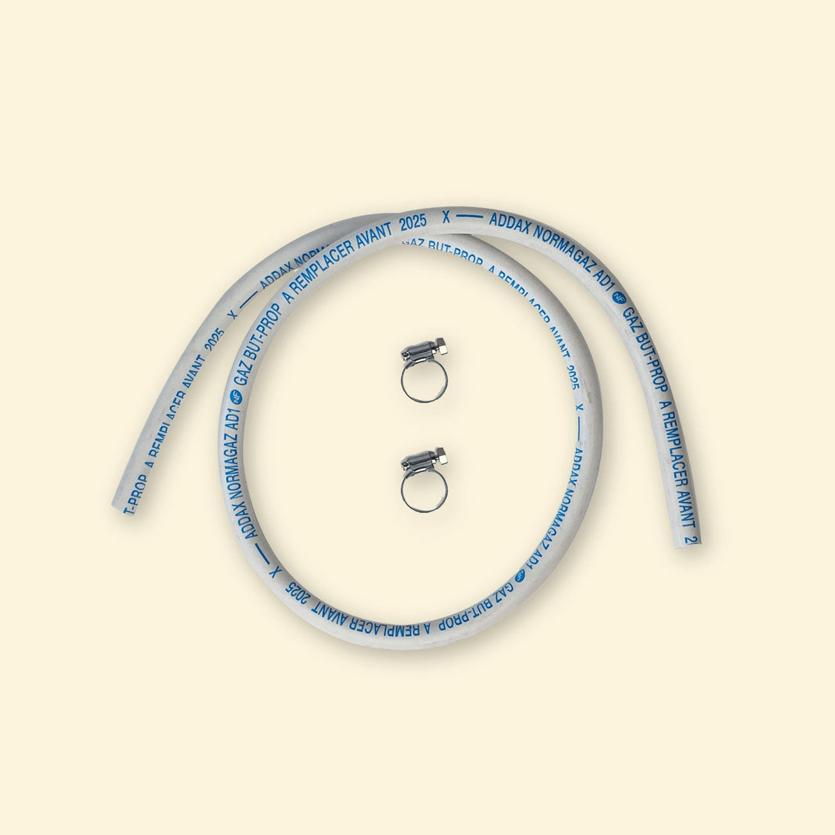 Tuyau de gaz blanc certifié butane/propane avec marquages bleus, accompagné de deux colliers de serrage métalliques, présenté sur fond uni clair.